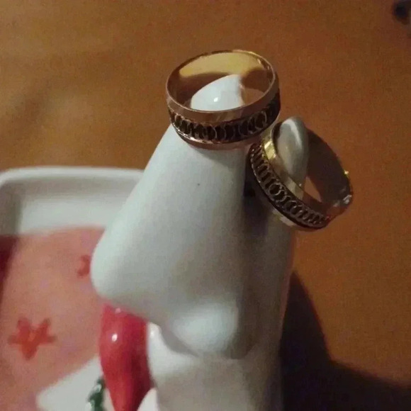 💙🌹New yellow tone wedding band - Picture 4 of 8